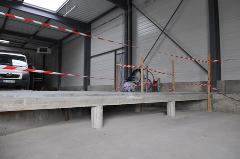 Construction d'un bâtiment industriel (concession Peugeot à Cloyes-sur-le-Loir) comprenant réservations pour cabine de peinture (radier, poteau, dallage)
