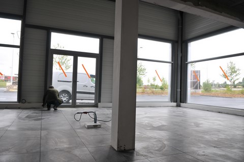 Construction d'un bâtiment industriel (concession Peugeot à Cloyes-sur-le-Loir) comprenant aménagements intérieurs (carrelage)