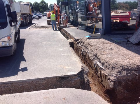 Rénovation d'une concession automobiles - Tranchées pour fondations en béton armé (Volkswagen Orléans)